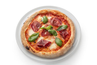 Beyaz tabakta ıspanaklı ve pastırmalı Pepperoni pizza.