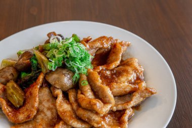 Tavuk eti ya da soslu domuz eti acı tatlı ve yeşillik.