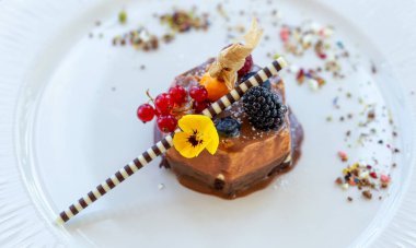 Zabaglione, dondurma ve meyve, lezzetli İtalyan yemeği.