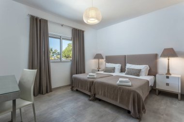 Modern dekorlu ve mobilyalı modern yatak odası.