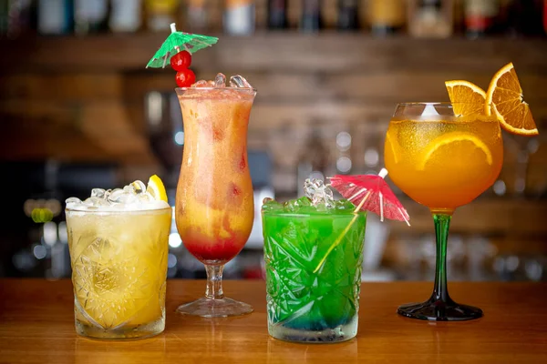 Flerfärgade Uppfriskande Cocktails Baren — Stockfoto