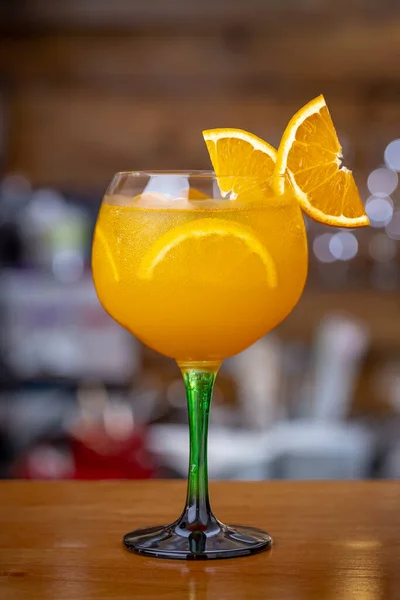 Pomarańczowy Koktajl Tonizujący Lodem Tle Baru — Zdjęcie stockowe