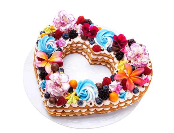 フルーツと花のハート型のパフケーキ — ストック写真