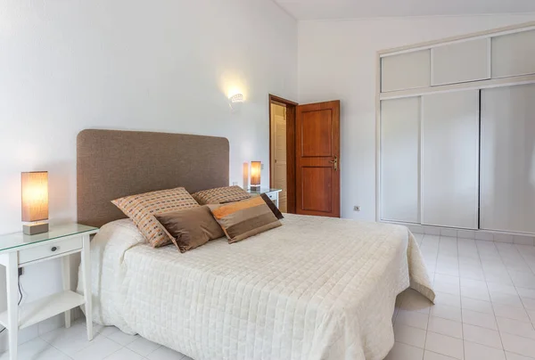 Dormitorio Moderno Con Cama Colores Blancos — Foto de Stock