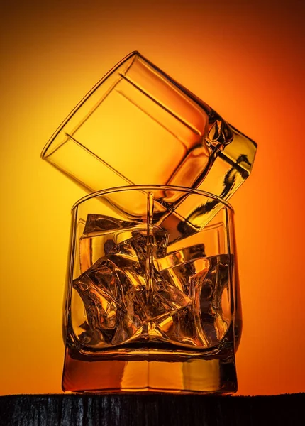 Dos Vasos Para Bebidas Alcohólicas Con Hielo Sobre Fondo Amarillo —  Fotos de Stock