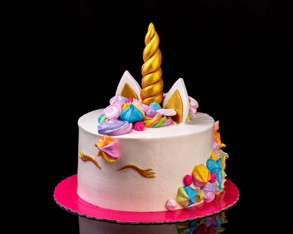 女の子の誕生日にユニコーンをテーマにした装飾的なケーキ — ストック写真