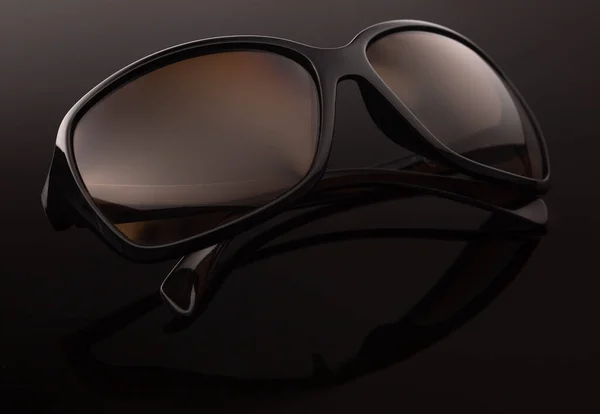 Sonnenbrille Auf Dunklem Hintergrund Nahaufnahme — Stockfoto