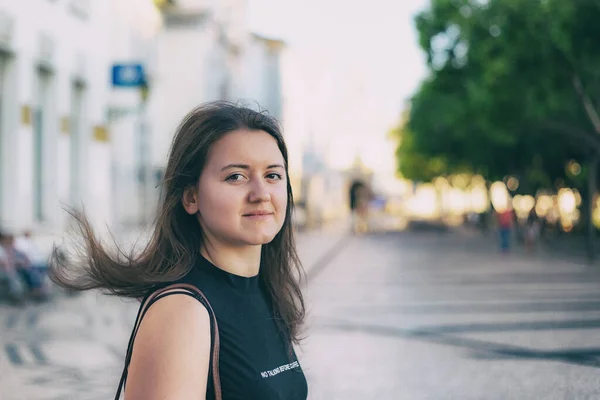 Chica Caminando Por Ciudad Faro Con Fondo Borroso —  Fotos de Stock