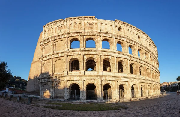 午後にはローマ中心部のコロッセオへのイタリアの記念碑 — ストック写真