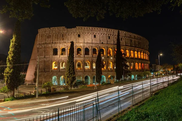 ライトアップされた夜にローマの中心部にあるコロッセオへのイタリアの記念碑 — ストック写真