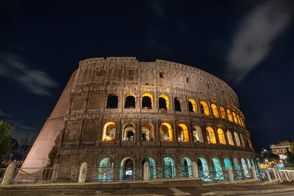 ライトアップされた夜にローマの中心部にあるコロッセオへのイタリアの記念碑 — ストック写真