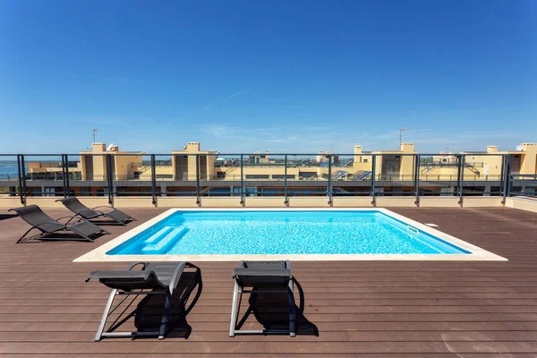 Moderner Pool Für Touristen Auf Dem Dach Des Gebäudes — Stockfoto