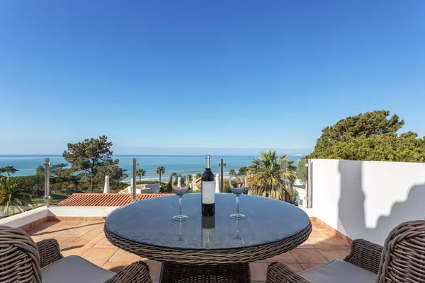 Terraço Uma Garrafa Vinho Copos Com Vista Para Mar — Fotografia de Stock