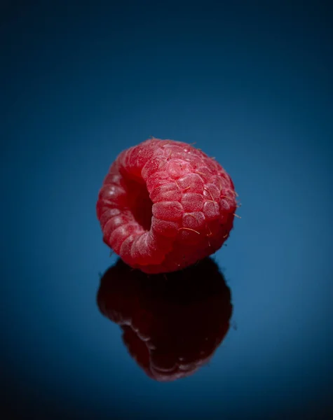 Appetizing Red Raspberries Blue Background Close Macro — Stock Photo, Image
