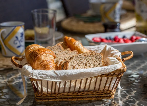 Pan Croissants Sobre Una Mesa Con Bayas Sobre Fondo Patio —  Fotos de Stock