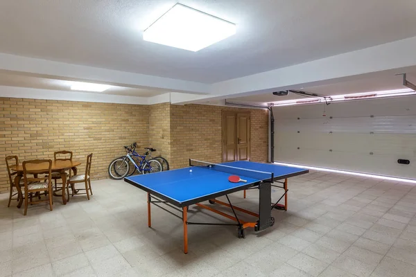 Ping Pong Tavolo Ping Pong Garage Con Biciclette — Foto Stock