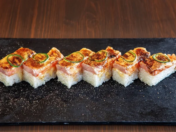 传统的日本寿司一排排在石板上 — 图库照片