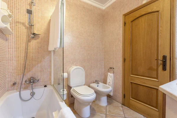 带有浴缸和漂亮装饰的现代厕所 — 图库照片