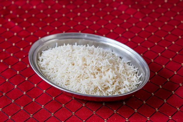 Hintli Asyalı Haşlanmış Pirinç Kırmızı Masa Örtüsü — Stok fotoğraf