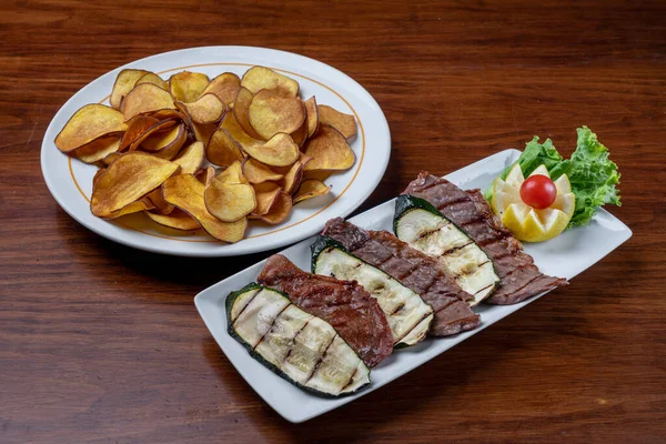 Restaurante Platos Parrilla Carne Batatas Calabacín —  Fotos de Stock
