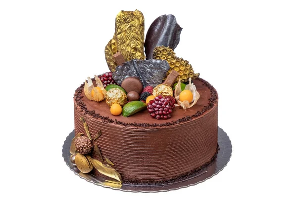 誕生日の果物と装飾的なチョコレートケーキ — ストック写真