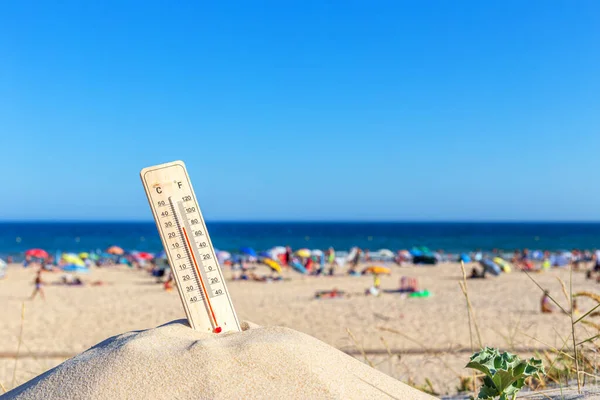 Yaz Aylarında Plajdaki Sıcaklık Için Termometre Küresel Sıcaklık — Stok fotoğraf