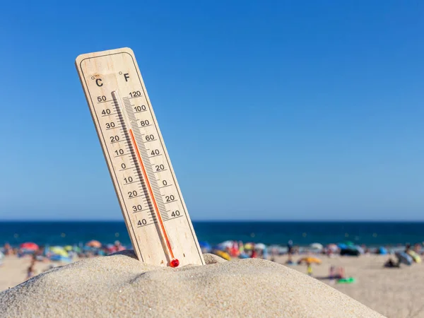 Teploměr Teplotu Pláži Létě Horku Globální Oteplování — Stock fotografie