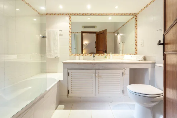 Cuarto Baño Con Bañera Hotel Aseo — Foto de Stock