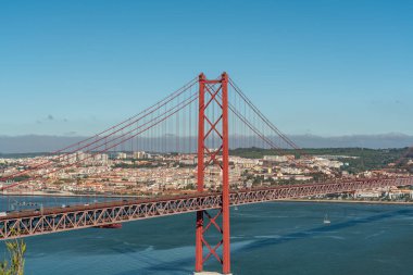 Yazın Lizbon manzaralı 25 Nisan köprüsü. Portekiz