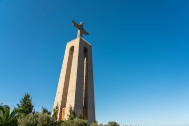 25 Ekim 'de Lizbon' daki köprüde İsa 'nın heykeli