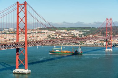 Yazın Lizbon manzaralı 25 Nisan köprüsü. Portekiz