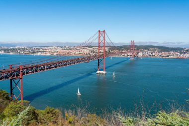 Yazın Lizbon manzaralı 25 Nisan köprüsü. Portekiz