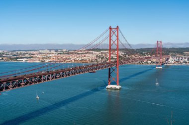 Yazın Lizbon manzaralı 25 Nisan köprüsü. Portekiz