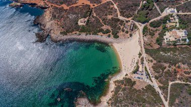 Havadan. Ingrina Villa plajının gökyüzünden Bishpo 'ya bak. Portekiz Algarve.