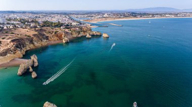 Havadan. Gökyüzünden Lagos Kasabası 'nın güzel plaj manzaraları. Portekiz.