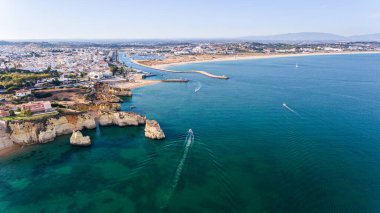 Havadan. Gökyüzünden Lagos Kasabası 'nın güzel plaj manzaraları. Portekiz.