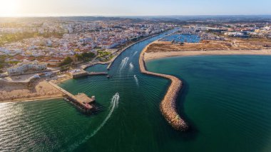 Havadan. Marina Lagos 'un gökyüzü girişinden bak. Portekiz Algarve