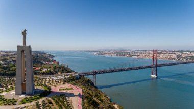 Havadan. Gökyüzünden panorama, 25 de Abril Köprüsü ve İsa 'nın heykeli. Lizbon