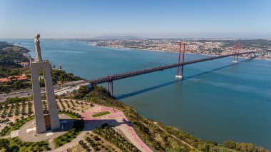 Havadan. Gökyüzünden panorama, 25 de Abril Köprüsü ve İsa 'nın heykeli. Lizbon
