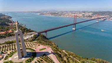 Havadan. Gökyüzünden panorama, 25 de Abril Köprüsü ve İsa 'nın heykeli. Lizbon