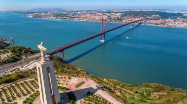 Havadan. Gökyüzünden panorama, 25 de Abril Köprüsü ve İsa 'nın heykeli. Lizbon