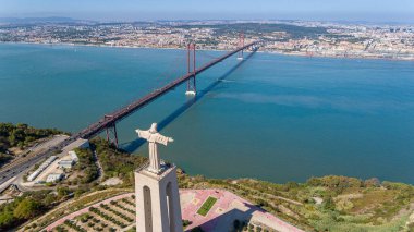 Havadan. Gökyüzünden panorama, 25 de Abril Köprüsü ve İsa 'nın heykeli. Lizbon