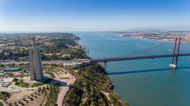 Havadan. Gökyüzünden panorama, 25 de Abril Köprüsü ve İsa 'nın heykeli. Lizbon