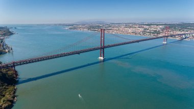 Havadan. Gökyüzünden bir panorama, 25 de Abril Köprüsü. Lizbon