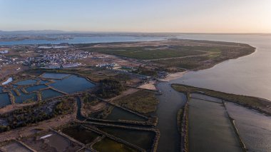 Havadan. Vasco da Gama Köprüsü yakınındaki körfez, Samuoco