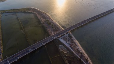 Havadan. Lizbon 'un başkenti Tagus Nehri üzerindeki Vasco da Gama köprüsü