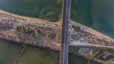 Havadan. Lizbon 'un başkenti Tagus Nehri üzerindeki Vasco da Gama köprüsü