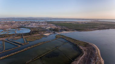 Havadan. Vasco da Gama Köprüsü yakınındaki körfez, Samuoco