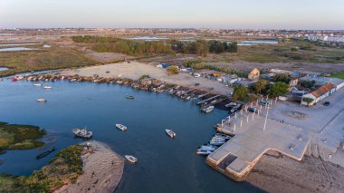 Havadan. Vasco da Gama Köprüsü yakınındaki körfez, Samuoco