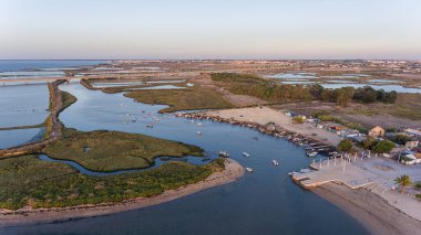 Havadan. Vasco da Gama Köprüsü yakınındaki körfez, Samuoco